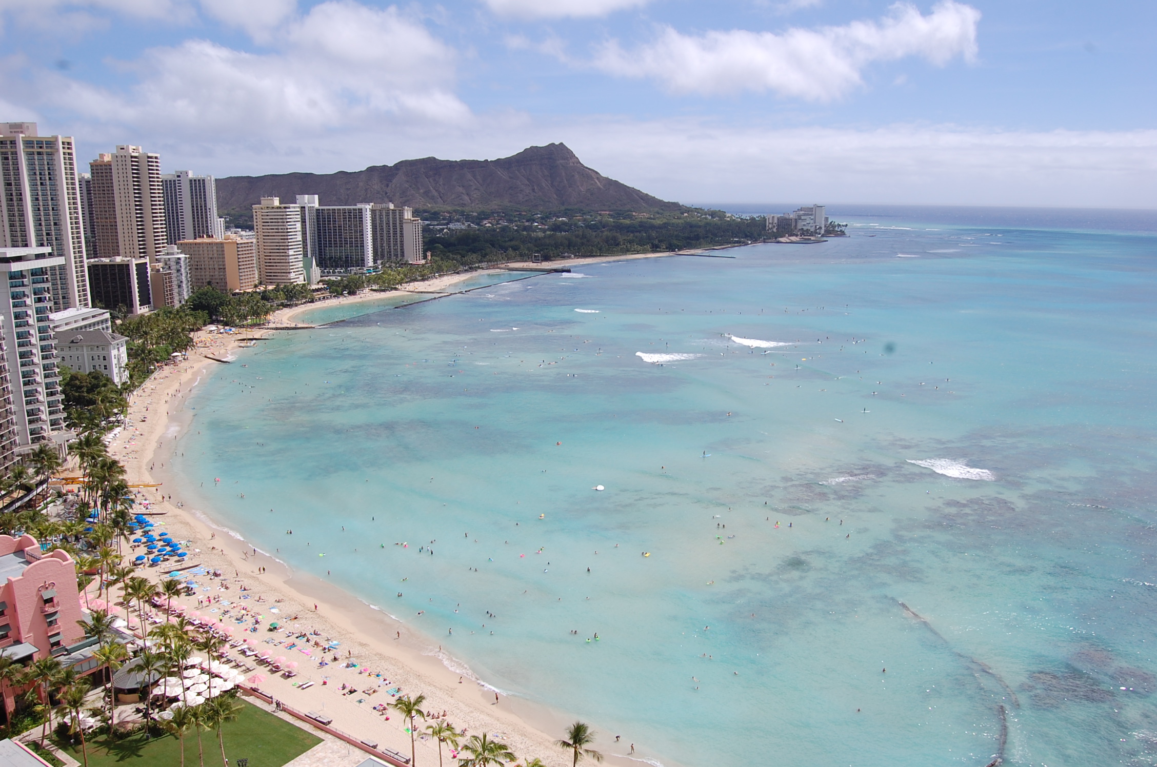 ワイキキビーチは人工的に作られ、あのキレイな白砂はなんと輸入品？？