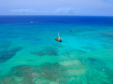 流れでた白砂を海の底からかき集め